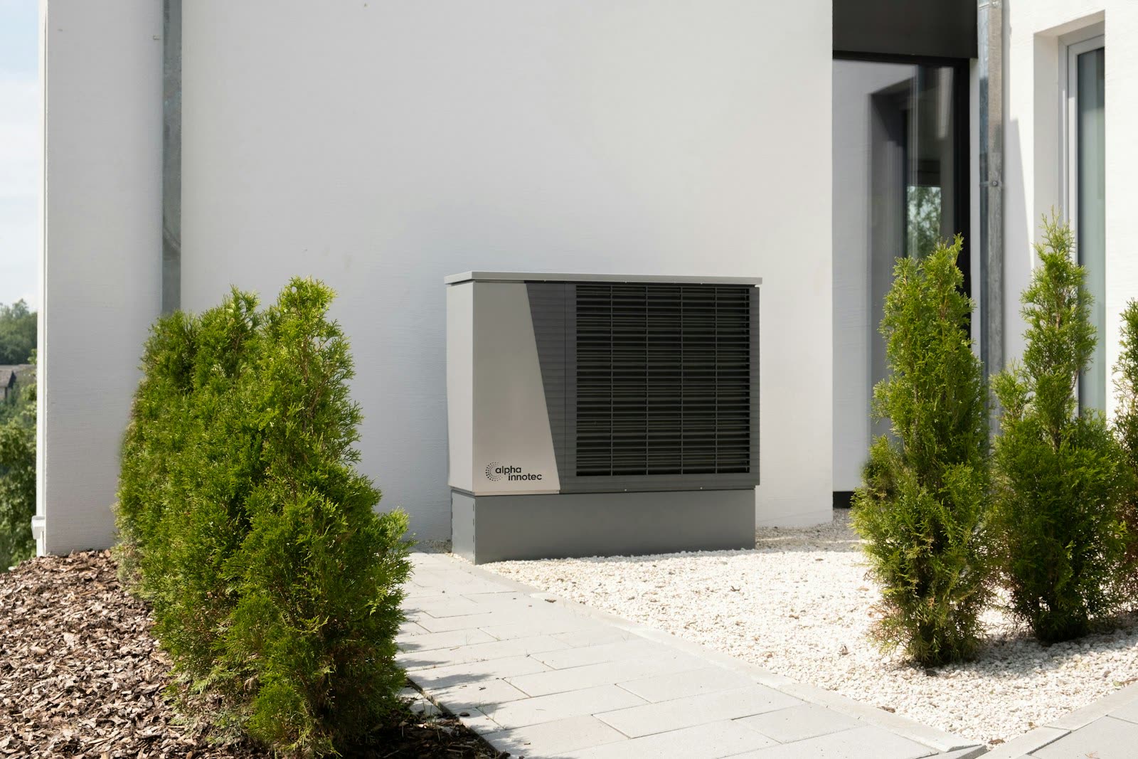 Moderne Wärmepumpe fachgerecht an einem Wohnhaus installiert